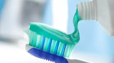 أضرار معجون الأسنان : 10 مواد مضرة وسامة تدخل في صناعته