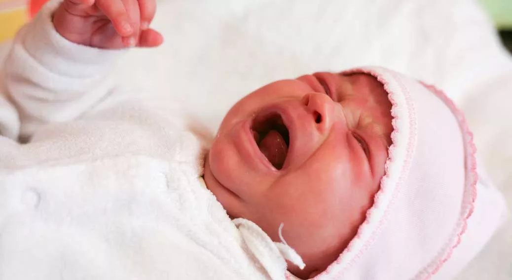 المغص عند الرضع : أعراضه وأسبابه و21 نصيحة لعلاجه