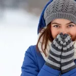 الشعور النساء بالبرد - لماذا تشعر المرأة بالبرد اكثر من الرجل؟ 4 أسباب