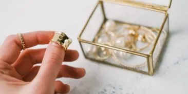 تنظيف الذهب وتلميعه : كيف تنظف مجوهراتك الذهبية وتجعلها تبدو وكأنها جديدة مرة أخرى