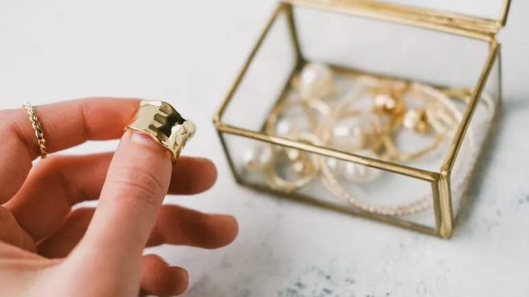 تنظيف الذهب وتلميعه : كيف تنظف مجوهراتك الذهبية وتجعلها تبدو وكأنها جديدة مرة أخرى