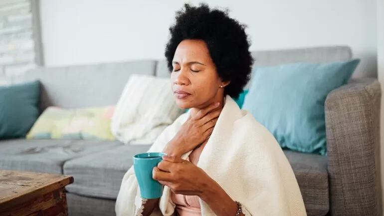 علاجات إحتقان الحلق الطبيعية : أهم 18 وصفة منزلية لراحة سريعة  من ألم الحلق