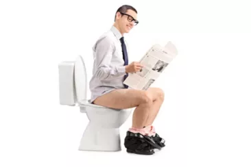 هل تعلم أنك تجلس على المرحاض بطريقة خاطئة؟