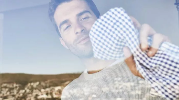 مزيل الصدأ دبليو دي-40 و 25 استخدام مهم له في انحاء المنزل 4 تنظيف الزجاج