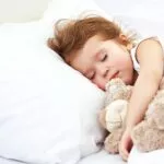 متى يستطيع طفلي النوم على وسادة؟ 6 أخطار في نوم الطفل على وسادة