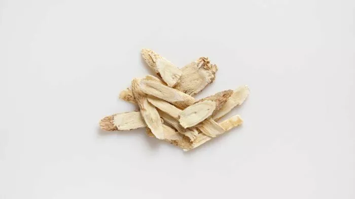 القتاد أو القفعاء : أهم 5 فوائد صحية ما هي؟ 2 جذور الأسطراغالوس