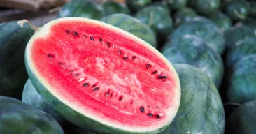 بذور البطيخ  : تعرف على أفضل 5 فوائد قبل رميها