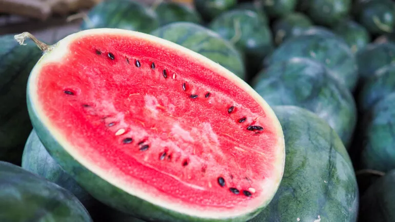 بذور البطيخ  : تعرف على أفضل 5 فوائد قبل رميها