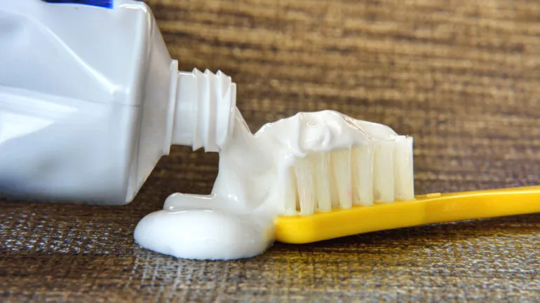 لماذا تنتهي صلاحية معجون الأسنان ، وهل من الآمن الاستمرار في استخدامه؟