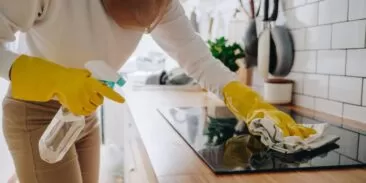 كيفية تنظيف الموقد الزجاجي برفق لتجنب خدشه أو إتلافه