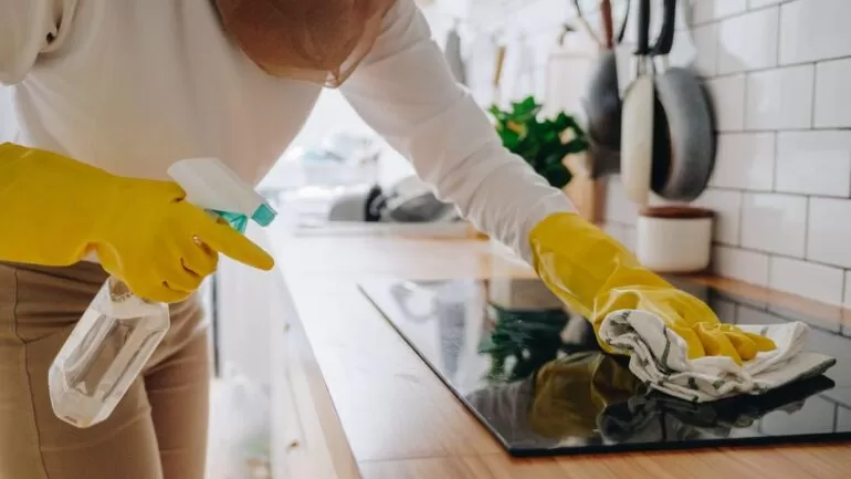 كيفية تنظيف الموقد الزجاجي برفق لتجنب خدشه أو إتلافه