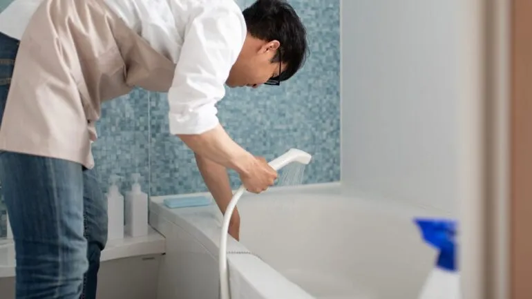 كيفية تنظيف حوض الاستحمام دون استخدام مواد كيميائية قاسية
